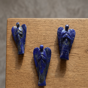 Figurine d'ange sculptée en lapis-lazuli, art en pierres précieuses, objet de collection, décoration à thème de forme libre - Product Image 1