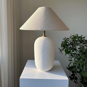 Lampe de table en galets blancs texturés. Style moderne organique! Disponible aux prix de gros - Product Image 1