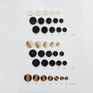 Perline in Plastica ABS con Bottone a Pressione, Design a Quattro Fori, Nere e Bianche, Ecologiche, Effetto Madreperla di Alta Qualità - Product Image 5