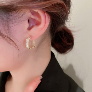 Orecchini a Forma di Lettera D, Design Geometrico Minimalista ed Elegante, Gioielli da Donna per Uso Quotidiano - Product Image 5