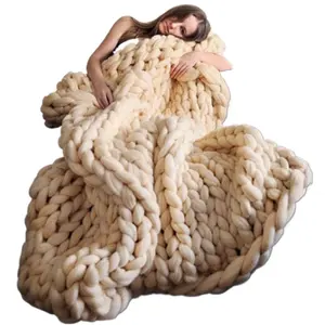 子供と大人のための手編みの分厚い巨大な糸投げ毛布