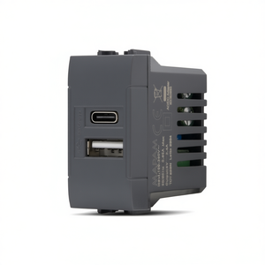 Adaptador de viaje negro con doble puerto USB, USB A y USB Tipo C, 5V 2.4A - Product Image 2