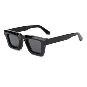 Occhiali da sole CYVS9030S moderni con montatura spessa in acetato e bordi piatti - Product Image 3