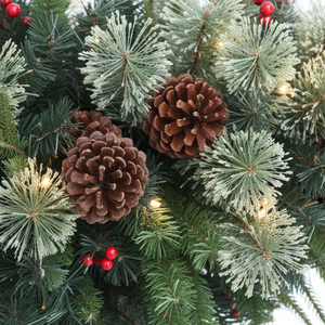 Sapin de Noël Artificiel Réaliste Pré-éclairé de Luxe, Lumière Blanc Chaud, Branches Faciles à Installer avec Baies Rouges Décoratives et Pommes de Pin - Product Image 5