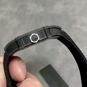 Montre mécanique haut de gamme en fibre de carbone, une montre mécanique hardcore en forme d'écorce audacieuse - Product Image 6