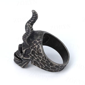 Bague en acier inoxydable 316 avec cornes de démon gothiques et crâne pour homme, large bande, textures contrastées, esthétique sombre et masculine élégante - Product Image 4