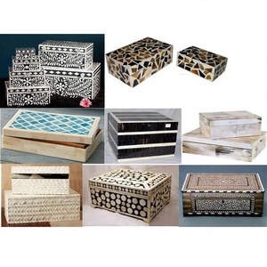 Boîte à bijoux en bois de Noël carrée avec incrustation d'os gravée à motif personnalisé multicolore BS INTERNATIONAL NA15 pour colliers et bagues - Product Image 1