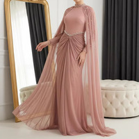 Maßgeschneiderte OEM Damenkleider Staubiges Rosa Perlenbesetztes Chiffon-Kleid mit Cape-Ärmeln, Hohem Kragen, Geraffter Taille, Dezentes Maxikleid für Muslimische Formelle Anlässe