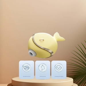 Een kleine visvormige vrouwelijke masturbator met een draagbaar en schattig ontwerp met zuig-, vibratie- en tikfunctie - Product Image 3