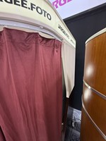 Machine de photomaton vintage fermée avec système DSLR professionnel
