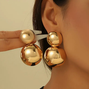 Pendientes Redondos Grandes de Metal con Acabado Dorado Estilo Europeo - Accesorios Únicos <span class=keywords><strong>y</strong></span> Modernos N2503 - Product Image 1