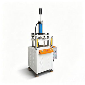 Presse hydraulique à quatre colonnes, machine de découpe hydraulique à trois plaques, machine d'estampage de boutons en plastique - Product Image 1