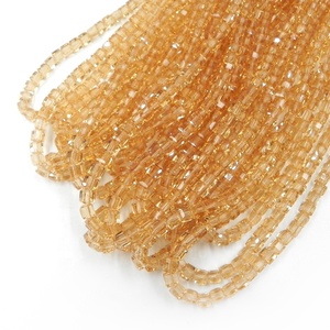 Cuenta <span class=keywords><strong>de</strong></span> cristal con forma <span class=keywords><strong>de</strong></span> cubo cuadrado plano facetado <span class=keywords><strong>de</strong></span> oro <span class=keywords><strong>de</strong></span> 4 mm para prenda - Product Image 4