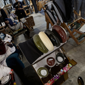 Grand bracelet jonc ouvert en résine épaisse plaqué platine, large, pour femmes, accessoires tendance, bijoux de mode pour les mains - Product Image 3