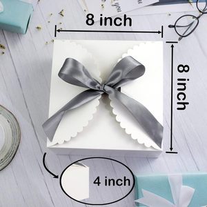 Caixa de Presente Personalizável Branca 8x8x4 Polegadas, Reciclável, com Fitas de Papelão e Laminação Fosca para Presentes de Aniversário - Product Image 2