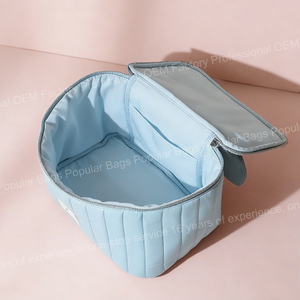 Neceser <span class=keywords><strong>de</strong></span> Belleza Acolchado <span class=keywords><strong>de</strong></span> Lujo Personalizado OEM, Elegante Bolsa <span class=keywords><strong>de</strong></span> Cosméticos con Diseño <span class=keywords><strong>de</strong></span> Rayas Acolchadas, Organizador <span class=keywords><strong>de</strong></span> Maquillaje, Bolsa <span class=keywords><strong>de</strong></span> Almacenamiento <span class=keywords><strong>de</strong></span> Cosméticos - Product Image 3