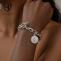 Bracelet chaîne trombone Saint Benoît avec pendentif médaillon gaufré, fermoir OT, bijou vintage unisexe pour usage quotidien
