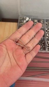 Mosquetón de acero inoxidable para llavero, gancho de resorte a prueba de óxido, clip en <span class=keywords><strong>J</strong></span> para tarjetas de identificación, manualidades DIY, soporte para insignias - Product Image 2