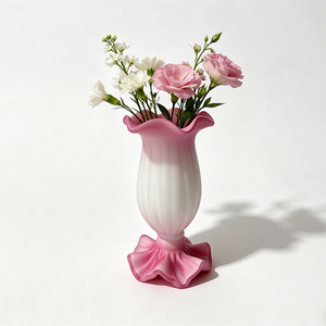 Vaso in Vetro Rosa Satinato con Base Ondulata Fatto a Mano, Porta Fiori per Tavoli da Matrimonio e Decorazioni per la Casa - Product Image 3