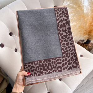 <span class=keywords><strong>Sciarpa</strong></span> in Finto Cashmere - Design con Frange, Jacquard Leopardato, Scialle Invernale Caldo e Alla Moda per Donne, Lussuoso e Minimalista - Product Image 3