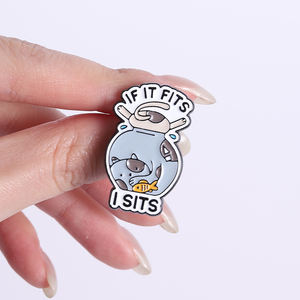 俏皮的猫鱼缸珐琅别针可爱携带式鱼缸胸针徽章饰品批发现货 - Product Image 4