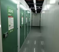 Unités de stockage modulaires préfabriquées avec cloisons en acier, serrure électronique, installation au sol pour location intelligente