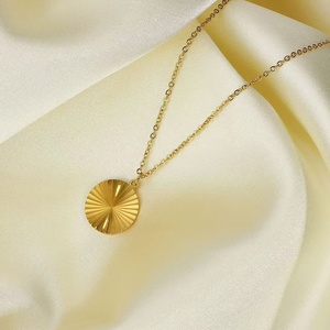 Collier Pendentif Fleur de Soleil Géométrique Plaqué Or en Gros - Product Image 2