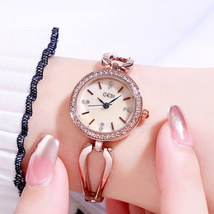 Montre de luxe pour femme sertie de diamants, montre en alliage étanche à la mode, bracelet quartz pour femme, design de vente en gros - Product Image 3