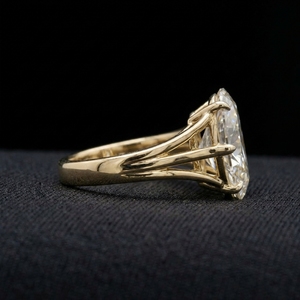 แหวนแต่งงานทองคำแท้ 14K ทรงวงรี ประดับเพชรทรงรี ดีไซน์มินิมอล เงางาม ได้รับการรับรองจาก IGI - Product Image 4