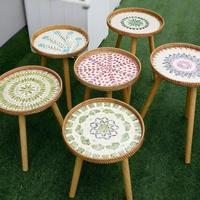 Table basse artisanale en rotin tressé multicolore, design en forme de coquille, style luxe léger, assemblage requis