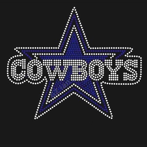 Transfer Termoadesivo con Strass 'They Not Like Us Cowboys Football' per Magliette, Motivo Squadra Sportiva - Product Image 3