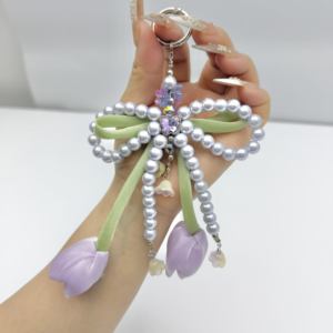 Un jardin de tulipes orné de perles, le messager portable du printemps, breloque de téléphone assemblée à la main - Product Image 4