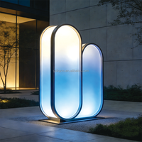Lampadaire LED extérieur double ovale moderne (en métal) pour éclairage décoratif de paysage de place commerciale, RVB à changement de couleur, IP65, télécommande