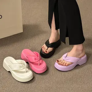 El más nuevo estilo simple Suela gruesa Summer Beach Comfort Chanclas de lujo zapatillas deslizantes para damas