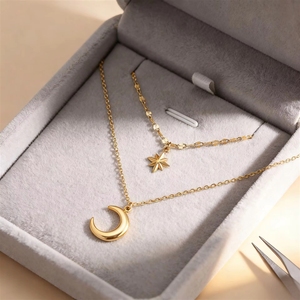 Collana in Acciaio Inossidabile Placcato Oro 18k PVD con Pendente <span class=keywords><strong>Luna</strong></span> e Stella a Otto Punte, Design a Doppio Strato - Product Image 3