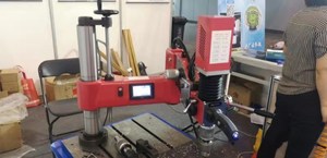 Machine de perçage et de taraudage à bras articulé 16 mm pour petits trous, perçage automatique, taraudage M20, type universel, sur mesure - Product Image 1