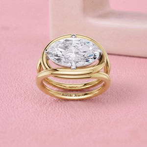 Anillo Solitario de Diamante con Corte Ovalado East West y Banda de Oro de Doble Tallo Dividido para Compromiso Moderno y Joyería Fina - Product Image 1