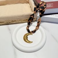 Handgemaakte statement sieraden van zijde, geknoopte sjaal, bandana, bedelketting. Geweldig cadeau voor verjaardag, Moederdag, Valentijnsdag of een andere feestdag.