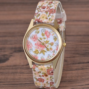 Montre à quartz tendance à bracelet en tissu floral pour femme, style frais, vente en gros - Product Image 4