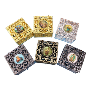 Cofanetto Regalo Gioielli con Medaglia a Croce in Metallo Placcato <span class=keywords><strong>Oro</strong></span> Vintage a Tema Natalizio Cattolico e Design Inciso - Product Image 1