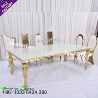 Tables rectangulaires de banquet en acier inoxydable avec pieds dorés de luxe et nappes en verre pour la décoration de réceptions, mariages et événements.