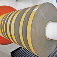 Machine de découpe automatique de 1600 mm avec PLC Mitsubishi pour moteur, pour ruban en mousse EVA, film protecteur, papier et tissu non tissé