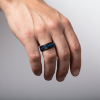 THX Schmuck Herrenring aus schwarzem Wolframkarbid mit 8mm natürlichem blauem Opal-Einlage im Kanalset, von Drittanbietern zertifiziert, Casual/Sportlich
