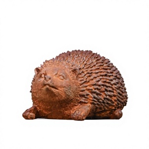 Sculpture de hérisson finition rouille, technique de moulage à la main, figurine décorative rustique pour décorations de jardin. - Product Image 1