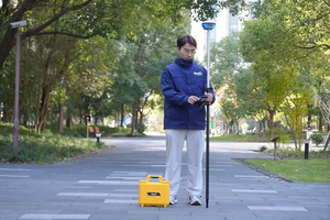 מקלט GNSS RTK  Qianxun X5 מאושר CE, ציוד מדידה טופוגרפי למעקב, מערכת GNSS למדידה GPS - Product Image 3