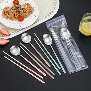 ชุดช้อนส้อมสแตนเลส 8 ชิ้น ช้อนตะเกียบ สีทึบ สไตล์นอร์ดิกเรียบง่าย ด้ามยาว ใช้กับเครื่องล้างจานได้ - Product Image 4