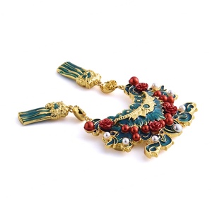 Imán de nevera de metal con borla, estilo único, esmalte suave, color dorado, diseño de tiara y corona, estilo folclórico chino, para decoración de la cabeza. - Product Image 4