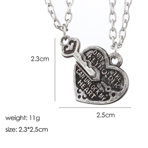 Collar de Corazón de Aleación de Zinc Plateado en Plata Antigua de Moda ZRM, Letras 'SOLO EL QUE TIENE LA LLAVE PUEDE DESBLOQUEAR MI CORAZÓN', Colgante para Novia - Product Image 3