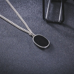 Collier en acier inoxydable avec pendentif en émail noir ovale carré géométrique étanche de haute qualité avec chaîne à maillons cubains de 24" - Product Image 3