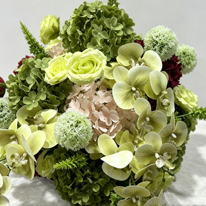 Centro de Mesa Moderno Hecho a Mano con Flores de Seda en Tono Verde Suave, Orquídeas y Hortensias para Decoración de Bodas y Hoteles - Product Image 3